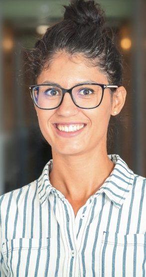 stoelzel_mitarbeiterin_teodora-aspect-ratio-293x556